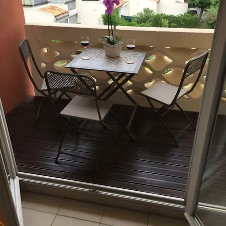 Abbaye Du Cap 1, Avenue Du Chevalier De Alfonse * אגדה